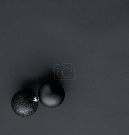 Foto de "Bola de Navidad sobre fondo plano negro, fondo de tarjeta de vacaciones de invierno de lujo" - Imagen libre de derechos