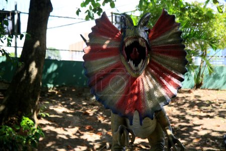 Téléchargez les photos : Sculpture de dinosaure dans un parc ensoleillé - en image libre de droit