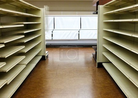 Foto de Estantes vacíos en una tienda de comestibles durante la crisis de covid-19. - Imagen libre de derechos