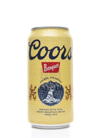 Foto de IRVINE, CALIFORNIA - AUGUST 19, 2019: A 12 ounce can of Coors Banquet Beer with condensation. - Imagen libre de derechos