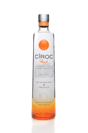 Téléchargez les photos : Ciroc Peach Vodka close-up view - en image libre de droit