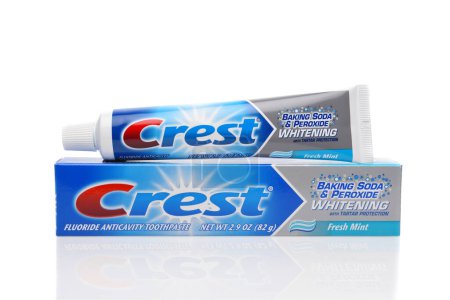 Foto de IRVINE, CALIFORNIA - AUGUST 20, 2019: A tube of Crest Fluoride Anticavity Whitening Toothpaste with Baking Soda and Peroxide, Fresh Mint flavor. - Imagen libre de derechos