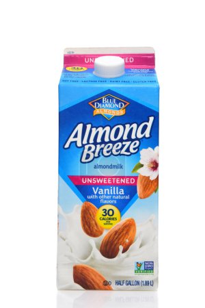 Téléchargez les photos : IRVINE, CALIFORNIA - AUGUST 14, 2019: A carton of Blue Diamond Almond Breeze Almondmilk Vanilla. - en image libre de droit