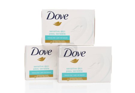 Téléchargez les photos : IRVINE, CALIFORNIA - AUGUST 20, 2019: Three boxes of Dove Beauty Bar with moisturizing cream for sensitive skin. - en image libre de droit