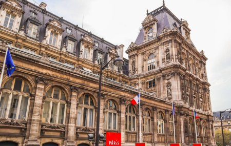 Téléchargez les photos : Belle façade de bâtiment historique. Hôtel de Ville, la Commune de Paris France. avril 2019 - en image libre de droit