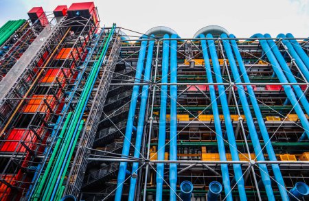Foto de París / Francia - 06 de abril de 2019: Colorida fachada del Centro de Georges Pompidou - Imagen libre de derechos
