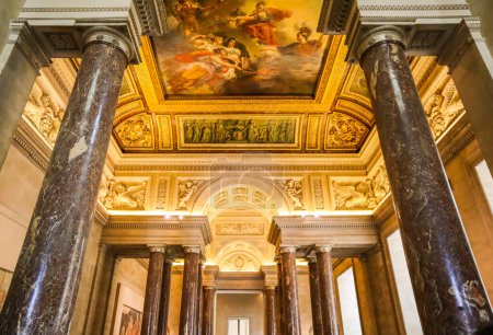 Foto de París / Francia - Abril 05 2019. En el interior del museo del Louvre ricamente decorado. Hermoso techo - Imagen libre de derechos