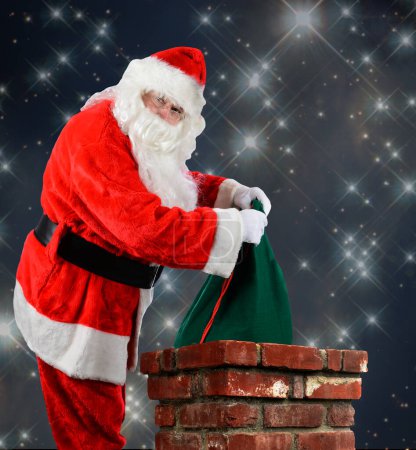 Foto de Santa poner su bolsa en la chimenea - Imagen libre de derechos