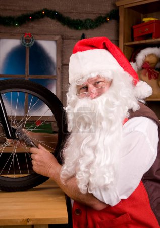 Foto de "Bicicleta de montaje de Santa en taller" - Imagen libre de derechos