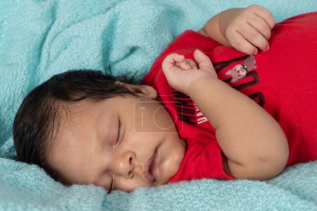 Téléchargez les photos : Bébé endormi au lit - en image libre de droit