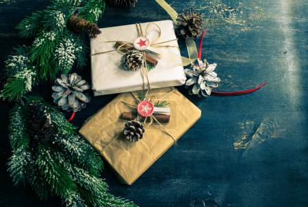 Foto de Primer plano de las cajas de regalo decoradas para el fondo festivo, concepto de Navidad - Imagen libre de derechos