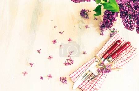 Téléchargez les photos : Printemps fleurs lilas et décoration de table - en image libre de droit