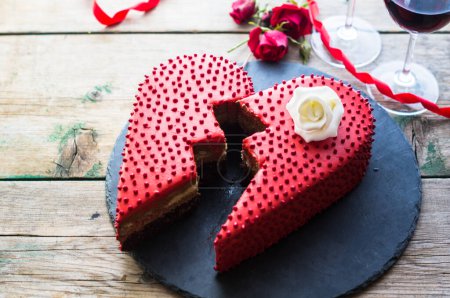 Téléchargez les photos : Coeur en forme de gâteau vue arrière-plan - en image libre de droit