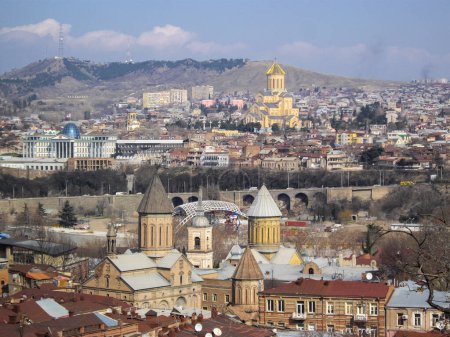 Téléchargez les photos : Vieille partie de Tbilissi vue de fond - en image libre de droit