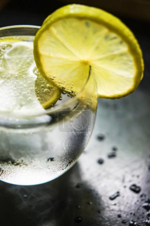 Foto de Primer plano de deliciosa limonada refrescante o cóctel - Imagen libre de derechos