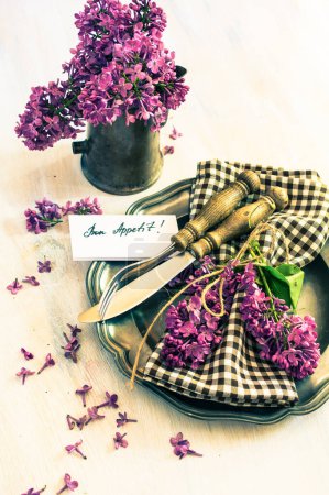 Téléchargez les photos : Printemps fleurs lilas et décoration de table - en image libre de droit
