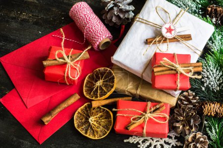 Téléchargez les photos : Plan rapproché de boîtes-cadeaux décorées pour fond de fête, concept de Noël - en image libre de droit
