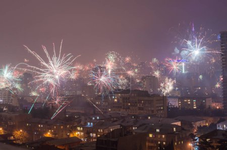 Téléchargez les photos : Nouvel An célébration feux d'artifice - en image libre de droit