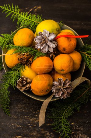 Téléchargez les photos : Tangerines sur table noire - en image libre de droit