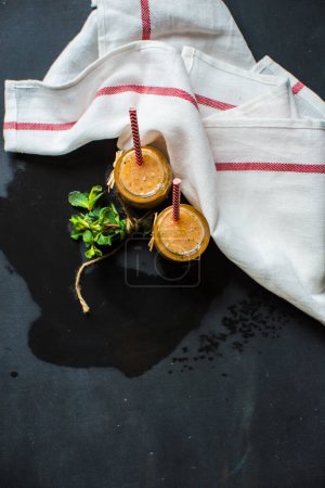 Téléchargez les photos : Close-up shot of fresh organic smoothie on tabletop for background - en image libre de droit