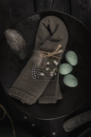 Foto de Huevos de chocolate de Pascua en plato - Imagen libre de derechos