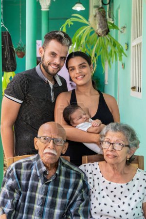 Foto de "Foto de familia, bebé, sus padres y sus bisabuelos" - Imagen libre de derechos