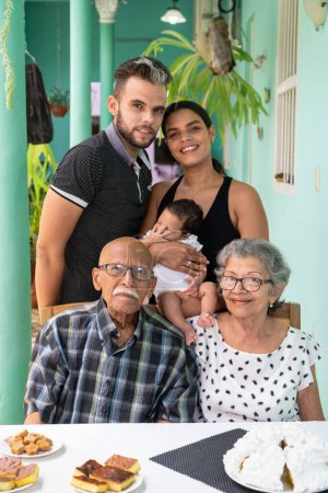 Foto de "Foto de familia, bebé, sus padres y sus bisabuelos" - Imagen libre de derechos