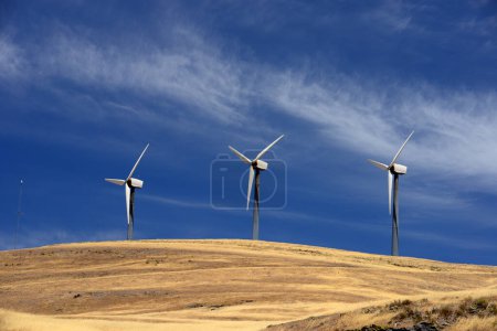 Téléchargez les photos : Générateur éolien avec nuages - en image libre de droit