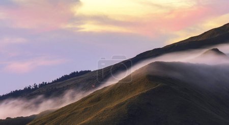 Téléchargez les photos : Paysage de montagnes au coucher du soleil - en image libre de droit