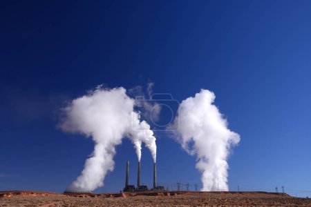 Téléchargez les photos : Centrale électrique fumée fond vue - en image libre de droit