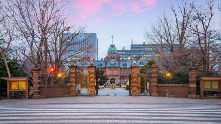 Téléchargez les photos : "The historic Former Hokkaido Government Offices at twilight" - en image libre de droit