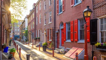 Foto de "La histórica ciudad vieja de Filadelfia, Pensilvania. El callejón de Elfreth, conocido como la calle residencial más antigua del país
" - Imagen libre de derechos