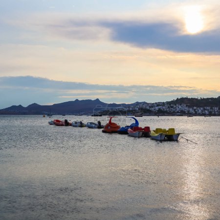 Foto de "Hermosa puesta de sol en la costa del Egeo con islas y montañas, barcos y catamaranes
" - Imagen libre de derechos