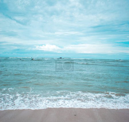 Foto de Hermosa playa con olas de mar y cielo azul - Imagen libre de derechos