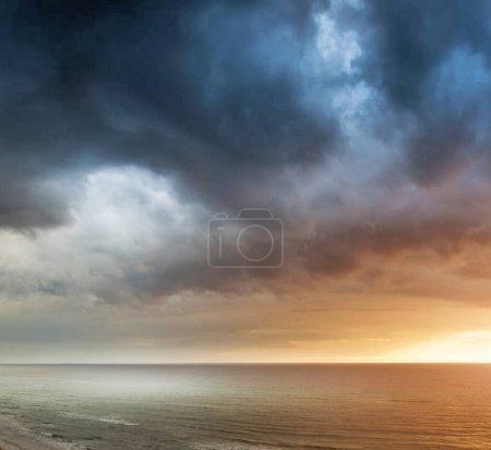 Téléchargez les photos : Magnifique coucher de soleil sur la mer. ciel nuageux sombre. - en image libre de droit