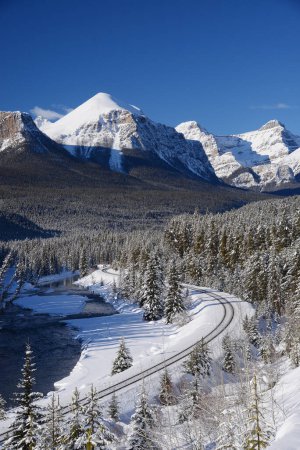 Téléchargez les photos : Paysage naturel des sommets enneigés des montagnes en hiver, Canada. - en image libre de droit