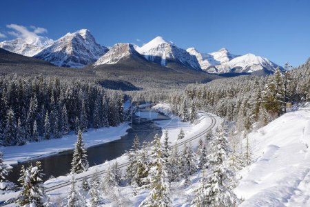 Foto de Paisaje natural de montañas nevadas en invierno, Canadá. - Imagen libre de derechos