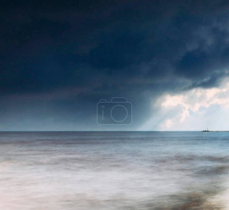 Foto de Paisaje de mar y nubes - Imagen libre de derechos