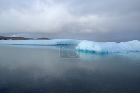 Foto de Iceberg float in a lake - Imagen libre de derechos
