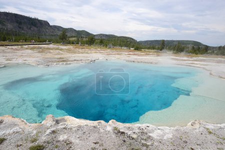 Téléchargez les photos : Yellowstone Hot Springs paysage - en image libre de droit