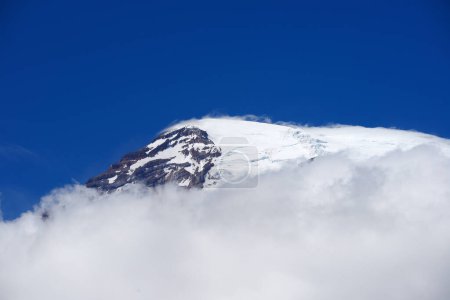 Foto de Montaña en nubes sobre el cielo azul - Imagen libre de derechos
