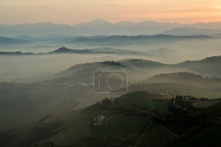 Foto de Niebla sobre las colinas en la provincia de Ascoli Piceno en Italia - Imagen libre de derechos