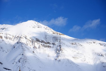 Foto de Montaña de nieve sobre cielo azul - Imagen libre de derechos