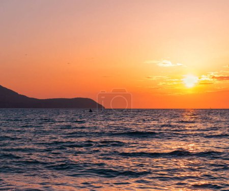 Téléchargez les photos : Magnifique coucher de soleil sur la mer - en image libre de droit