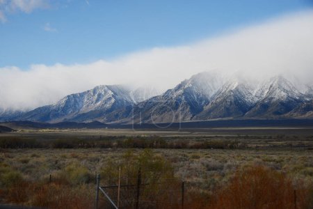 Téléchargez les photos : Californie montagne dans les nuages - en image libre de droit