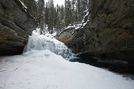 Téléchargez les photos : "Johnston Canyon in Banff with Winter Snow" - en image libre de droit