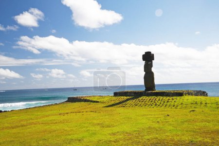 Foto de Blue Sky Ahu Tahai from Easter Island - Imagen libre de derechos