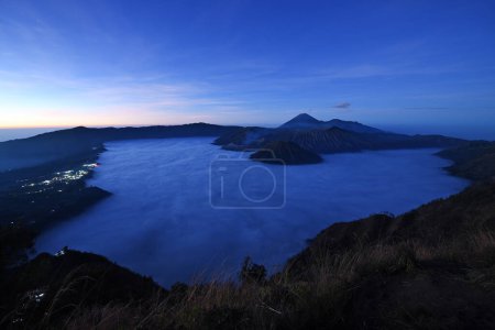 Téléchargez les photos : "Bromo montagne avec couche de brouillard au lever du soleil, Java Est, Indonésie
" - en image libre de droit