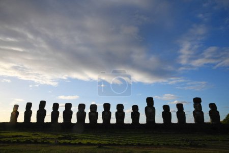 Téléchargez les photos : "Ahu Tongariki Moai à l'île de Pâques
" - en image libre de droit