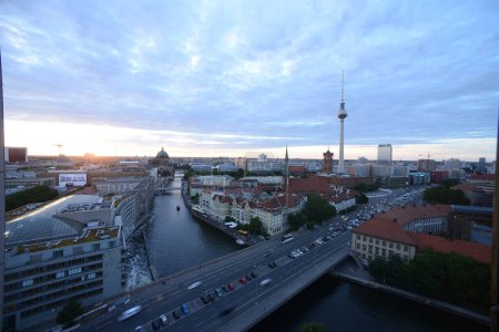Téléchargez les photos : Berlin paysage urbain au lever du soleil - en image libre de droit